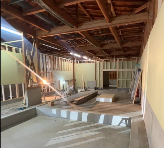 建設中の工場の中