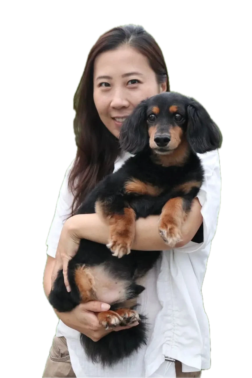 愛犬を抱く伊藤 由樹子さん
