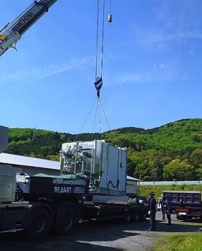 工場に機械を運び込むところ