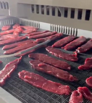 網の上に並んだ肉