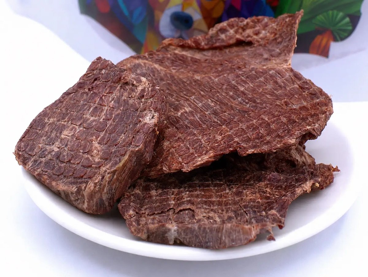 お皿に盛った鹿肉