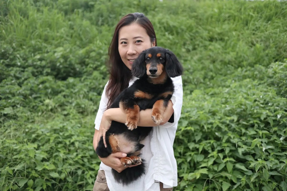 愛犬を抱く伊藤 由樹子さん