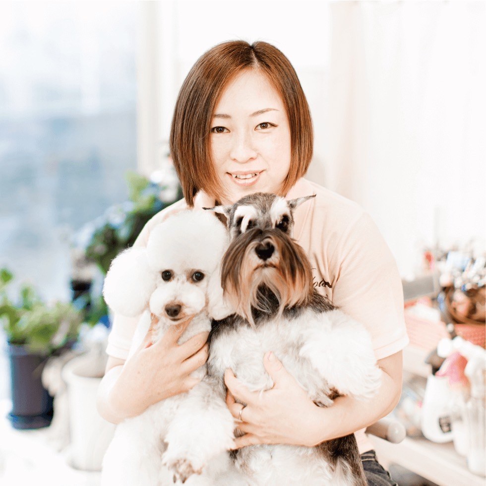 ワンちゃん2頭を抱く戸田 裕美さん